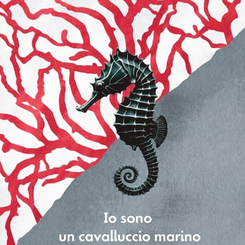 è riportata la copertina del libro "io sono un cavalluccio marino" di Giacomo Sbrissa, che riporta una copertina divisa a metà cromaticamente, con un lato bianco, con corallo rosso, e un lato grigio scuro, con una divisione netta diagonale. Al centro, un cavalluccio marino nero, in illustrazione realistica.